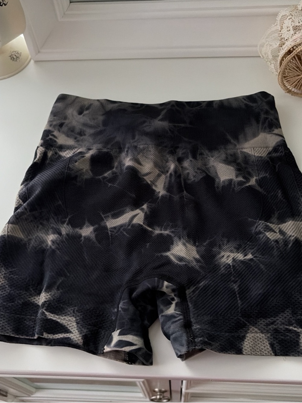 Seamless High-Waist Tie-Dye Women’s Shorts - Black/Cream
